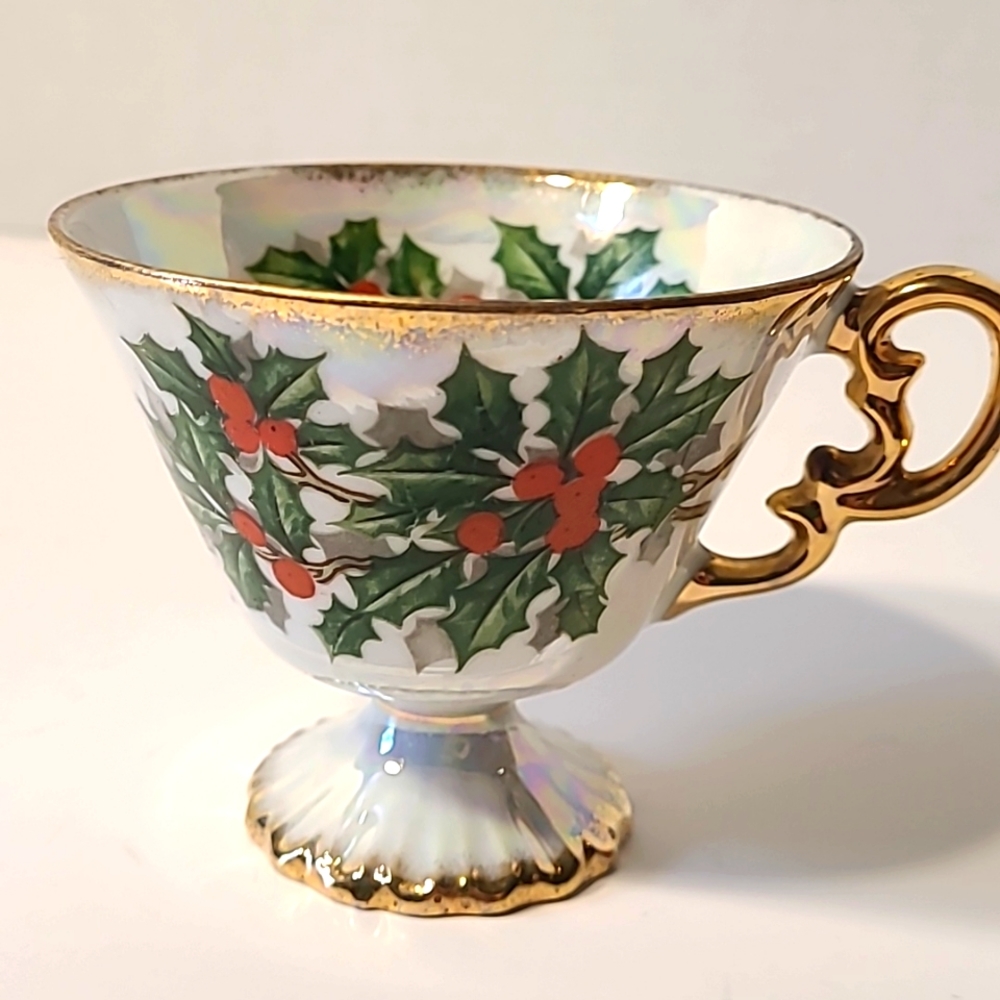 Vintage Ucagco Christmas holly leaf Lester wear teacup